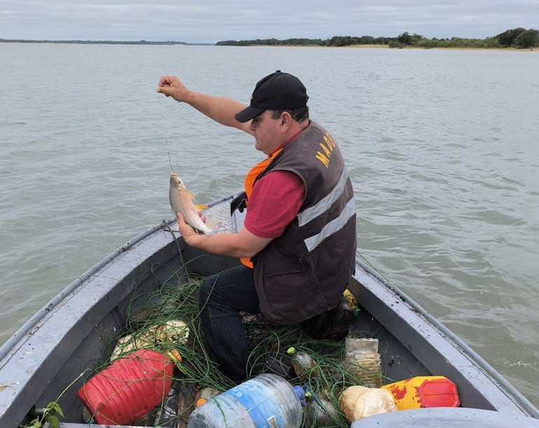 Fiscalizadores del Mades realizan verificación y control en aguas del río Paraguay y Paraná, como también en campamentos pesqueros, pescaderías y rutas por la veda pesquera.