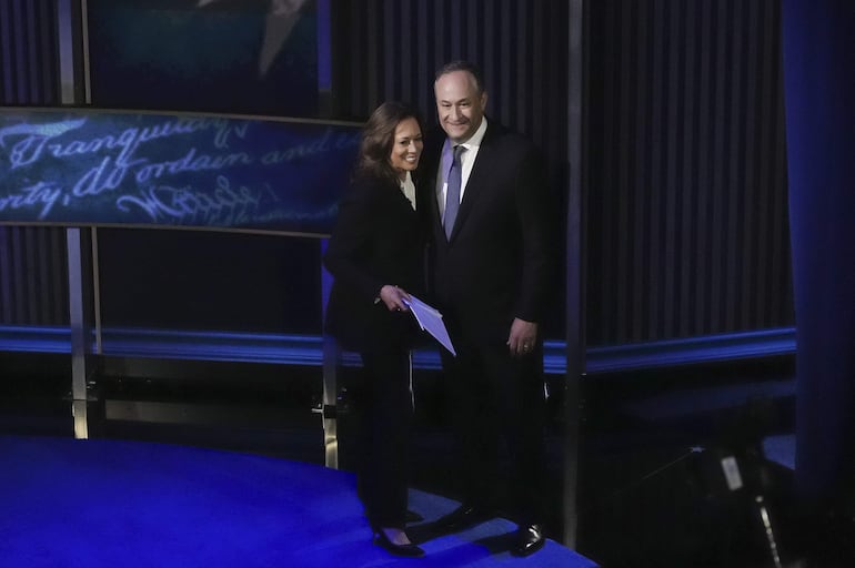 La vicepresidenta de EE.UU. Kamala Harris (I) junto a su esposo, Doug Emhoff (d) en el set de ABC News.