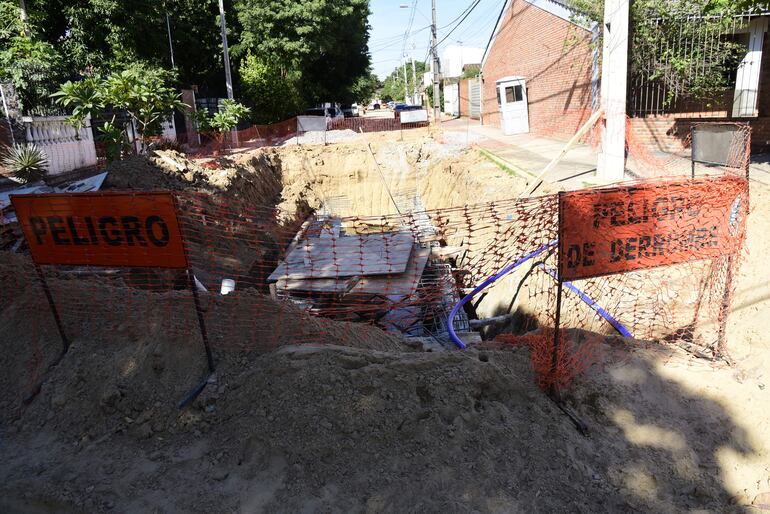 En Teniente Eernesto Franco se puede observar la calle cerrada por las obras que tienen un año y medio de atraso.