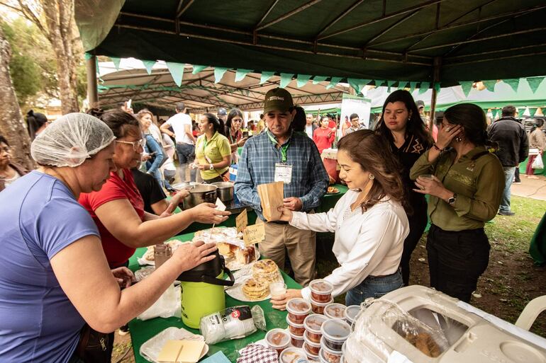 La viceministra de Agricultura, del Ministerio de Agricultura y Ganaderia (MAG) Rossana Ayala, participando de los negocios.