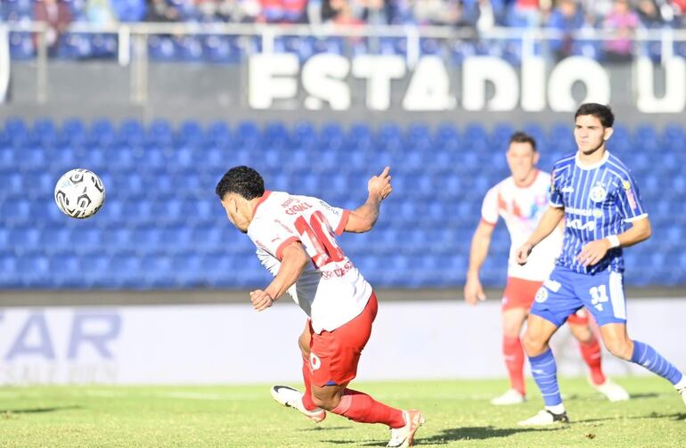 Cabezazo de Cecilio Domínguez para el gol de Cerro Porteño ante Sol de América.