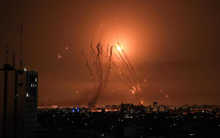 La Cúpula de Hierro, el sistema de defensa israelí, destruye misiles y cohetes lanzados hacia territorio del Estado de Israel. 