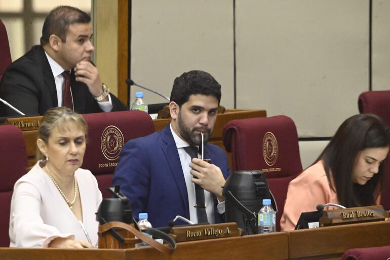 El diputado Raúl Benítez, toma tereré durante la sesión.