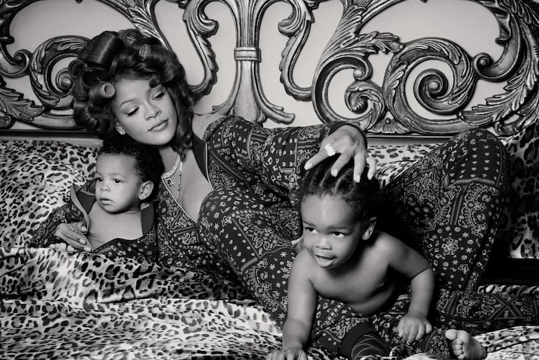 "Somos una de esas familias que combinan para las fiestas”, expresó Rihanna junto a las fotografías con sus niños. (Instagram/Rihanna)