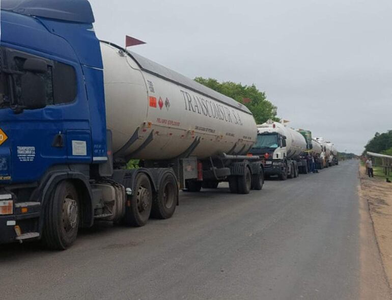 Varios camiones con cargamento de GLP retenidos en la frontera argentina.