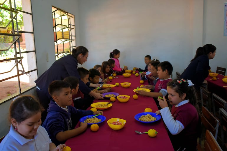 Alumnos de la escuela Pabla G. de Vega al momento del almuerzo.