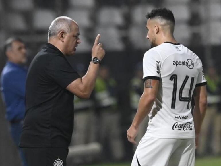 Francisco Arce (i), entrenador de Olimpia, conversa con Fernando Cardozo durante el partido contra Nacional por la tercera fecha del torneo Clausura 2023 del fútbol paraguayo en el estadio Manuel Ferreira, en Asunción.