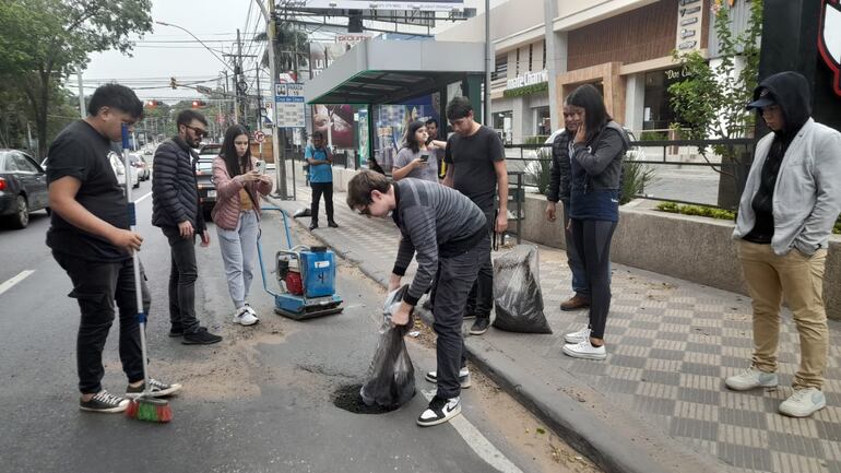 Jóvenes de "Bacheando Py" vienen realizando trabajos de mejoramiento vial sobre varias avenidas y calles principales, con recursos propios.