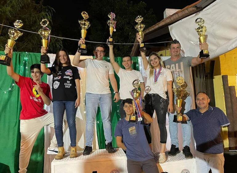 Los ganadores de las diferentes categorías, posan en la ceremonia de entrega de premios.