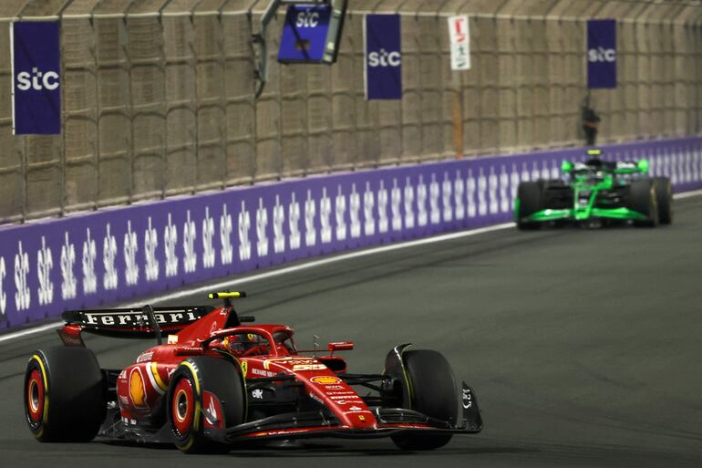 El Ferrari de Carlos Sainz Jr. durante los entrenamientos libres del Gran Premio de Arabia Saudita de la Fórmula 1 en el circuito callejero de Yeda, en Yeda, Arabia Saudita. 