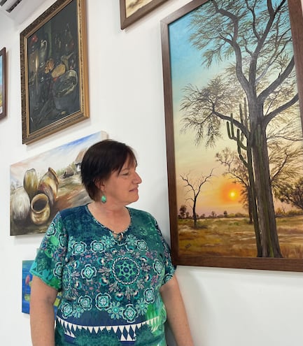 La artista Gerda Friesen de Ruíz Diaz con uno de sus cuadros.