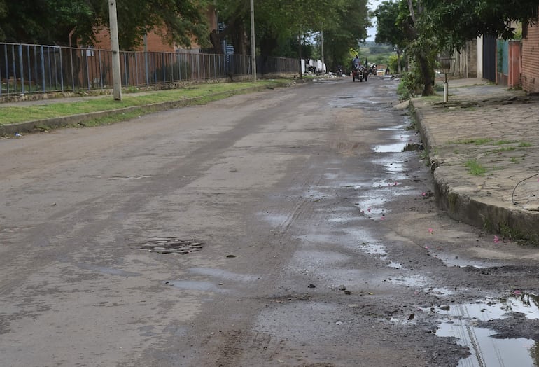 La calle Teniente Lidio Cantalupi está en muy mal estado.