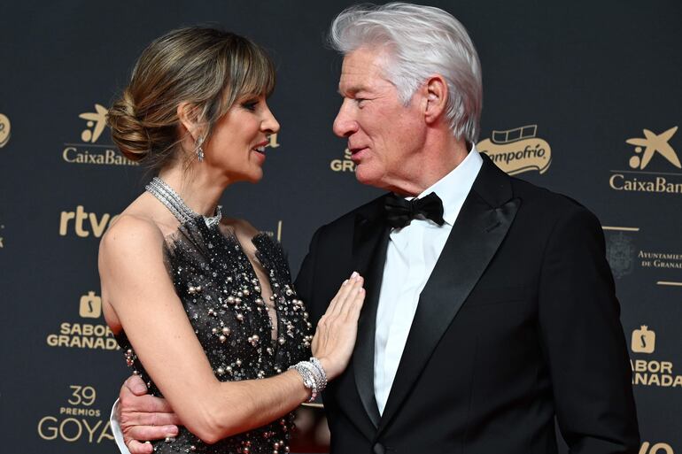 El actor estadounidense Richard Gere y su esposa Alejandra Silva posan en la alfombra roja de la 39 edición de los Premios Goya.