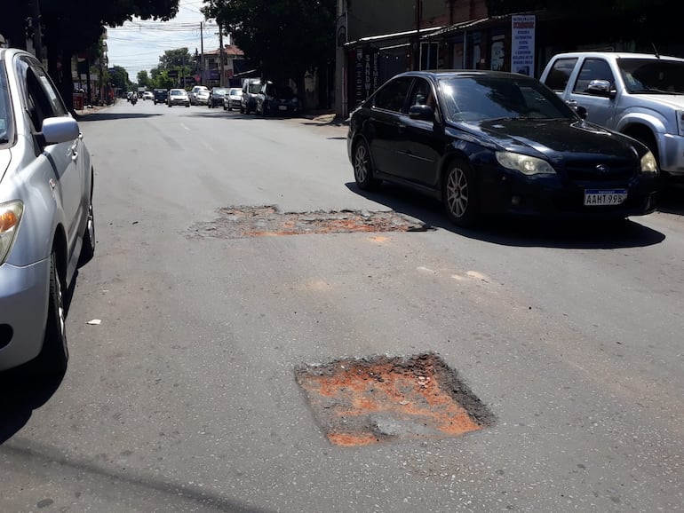 La calle Tte. Benítez es otro punto de la ciudad que requiere de una urgente atención.