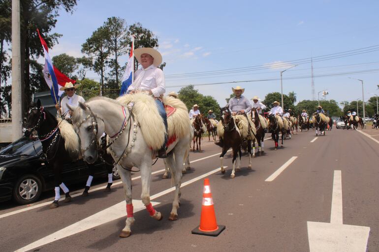 Jinetes del Paraguay visitaron a la Virgen de Caacupé.