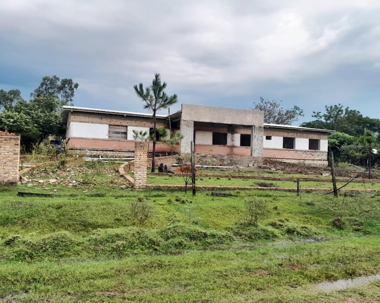 Siete obras para USF del Ministerio de Salud Pública, habían sido abandonadas en Paraguarí.