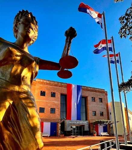 Estatua de la Diosa Astrea, ubicada frente al Palacio de Justicia de Pedro Juan Caballero.