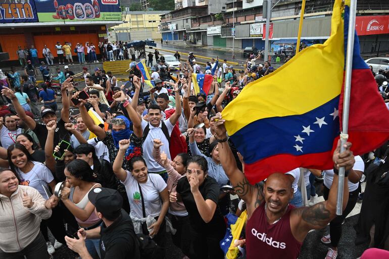 Ciudadanos venezolanos salieron a las calles de Caracas exigiendo transparencia en el conteo de los votos de las últimas elecciones presidenciales, que pronuncia a Nicolás Maduro como ganador.