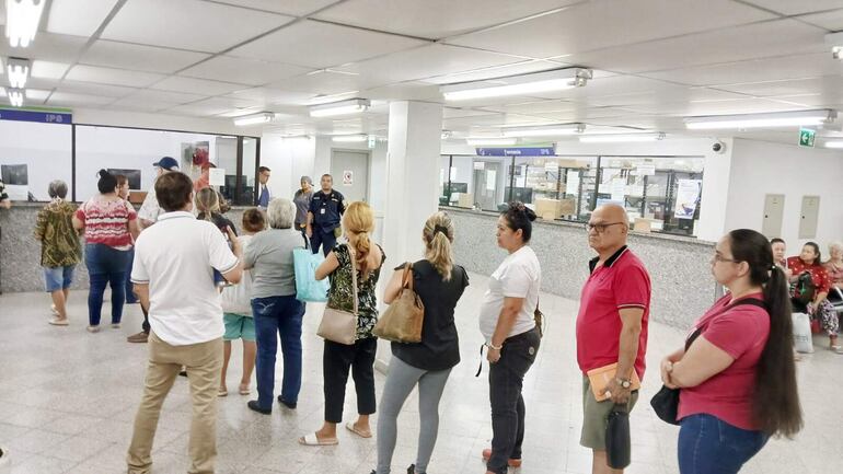 Asegurados forman fila para retirar medicinas del IPS; en la mayoría de los casos, se retiran con las manos vacías. 