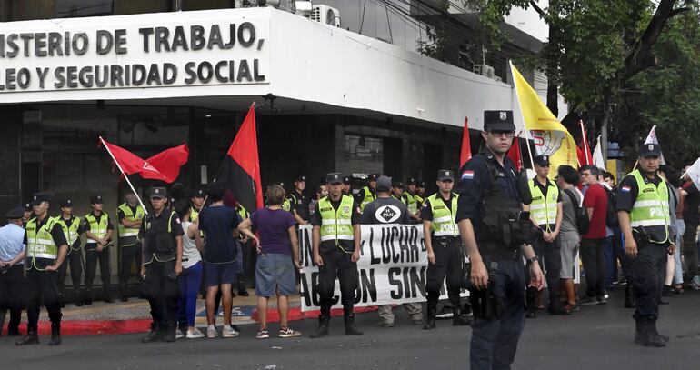 De los 292 millones de ocupados en América Latina y el Caribe, la mitad se encuentra en el sector informal, según la CEPAL.