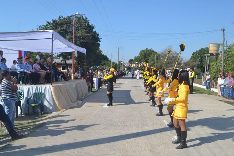 Estudiantes del colegio Jose Felix Estigarribia, se lucieron durante el desfile en homenaje a la comunidad.