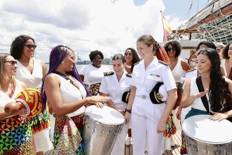 La princesa Leonor de Borbón escuchando al grupo femenino de percusión de la escuela Pracatum a la llegada del buque escuela Juan Sebastián de Elcano a Salvador de Bahía (Brasil). Ahora, la futura reina de España ya está rumbo a Uruguay.