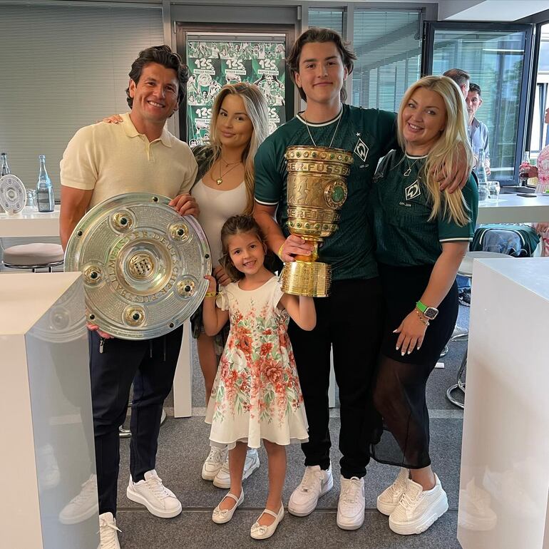 ¡Postal familiar! Nelson Haedo Valdez con su esposa Tynka y sus hijos Samuel, Noemí y Leonie.