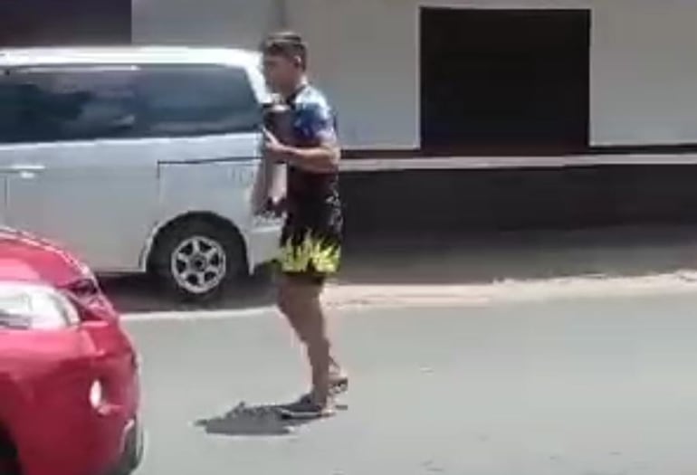 El joven boxeador paraguayo Alejandro Benegas recorre con su alcancía en los semáforos de la ciudad de Fernando de la Mora para pedir ayuda .