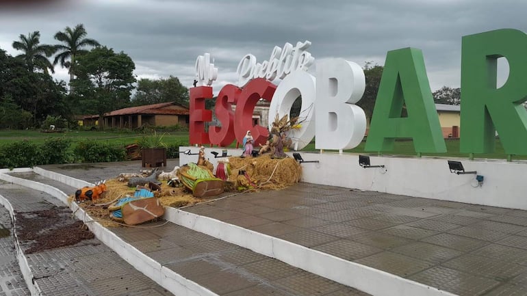 El pesebre instalado a la entrada a la ciudad fue destruido por el temporal.