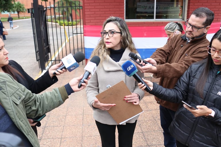 La fiscala Sonia Sanguinés habló ante los trabajadores de prensa, detallando el caso y las diligencias.