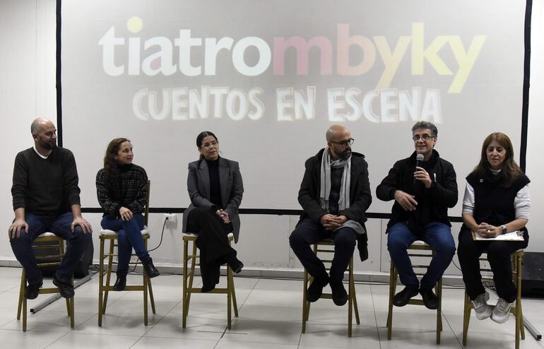 Borja García-Enríquez, Pili Ortiz, Claudia Franco Quevedo, Roberto Galeano, Juan Carlos Maneglia y Tana Schémbori presentaron la convocatoria de "Tiatro Mbyky".