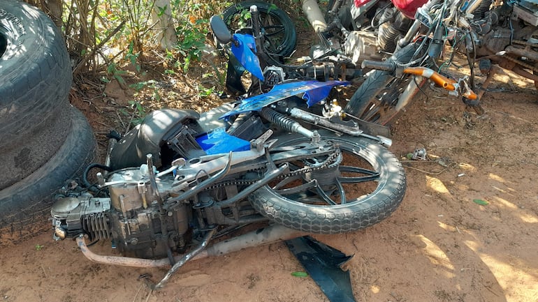 En estas condiciones quedó la moto en la cual de desplazaban los jóvenes.