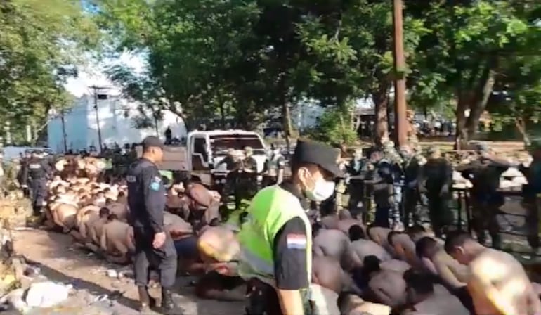 Así fueron trasladados los reclusos de Tacumbú esta mañana, en la operación Veneratio.