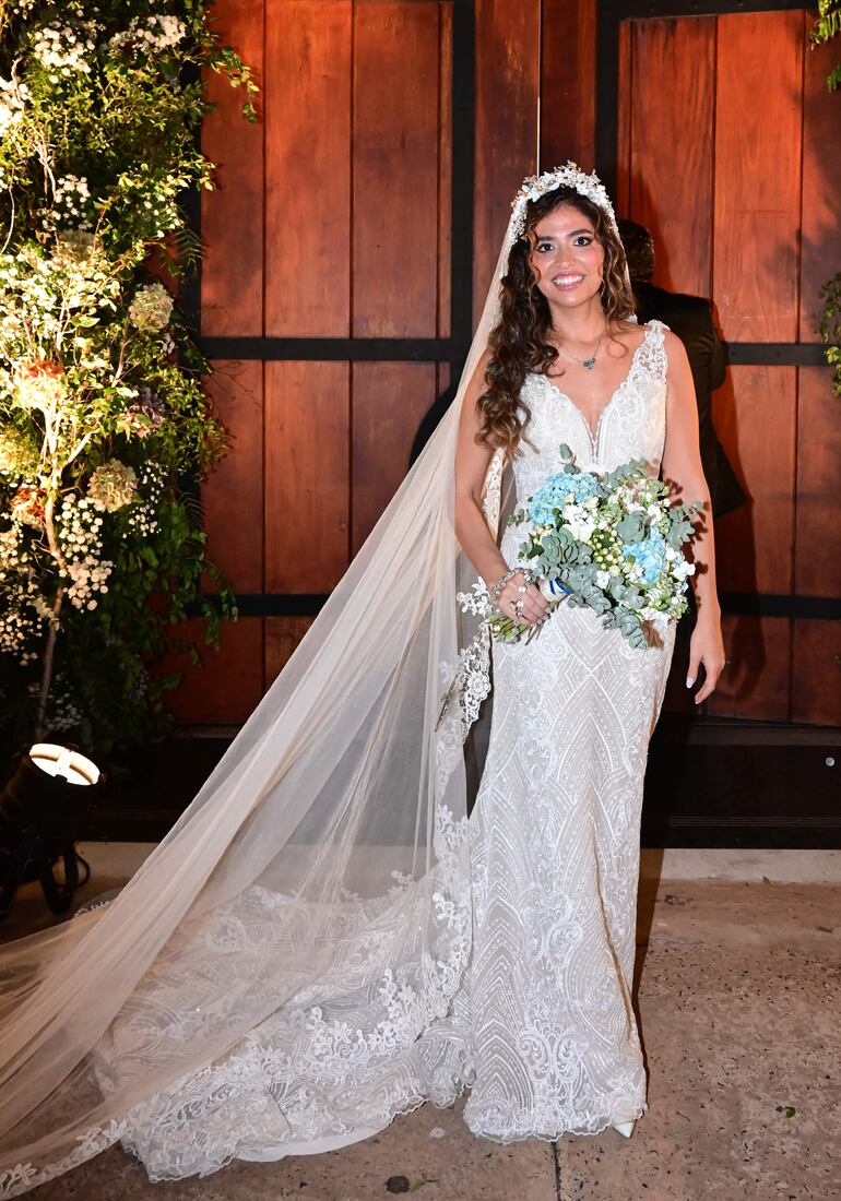 La novia lució hermosa con una vestido de Sax. El ramo y solapero fueron creaciones de Laefe. Ella fue maquillada por Eva Noguera y peinada por Sally Coiffure. El tocado fue creación de Morel Atelier.