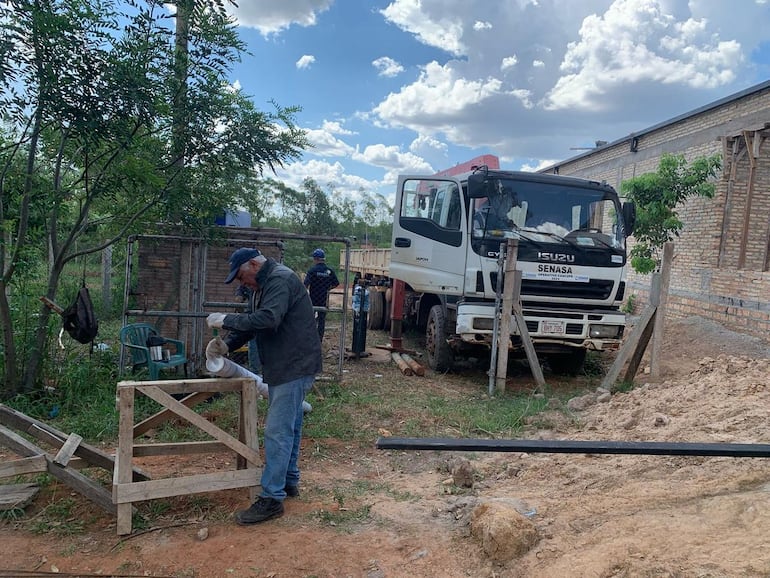 Personal de SENASA trabajando en la instalación de la nueva bomba de agua.