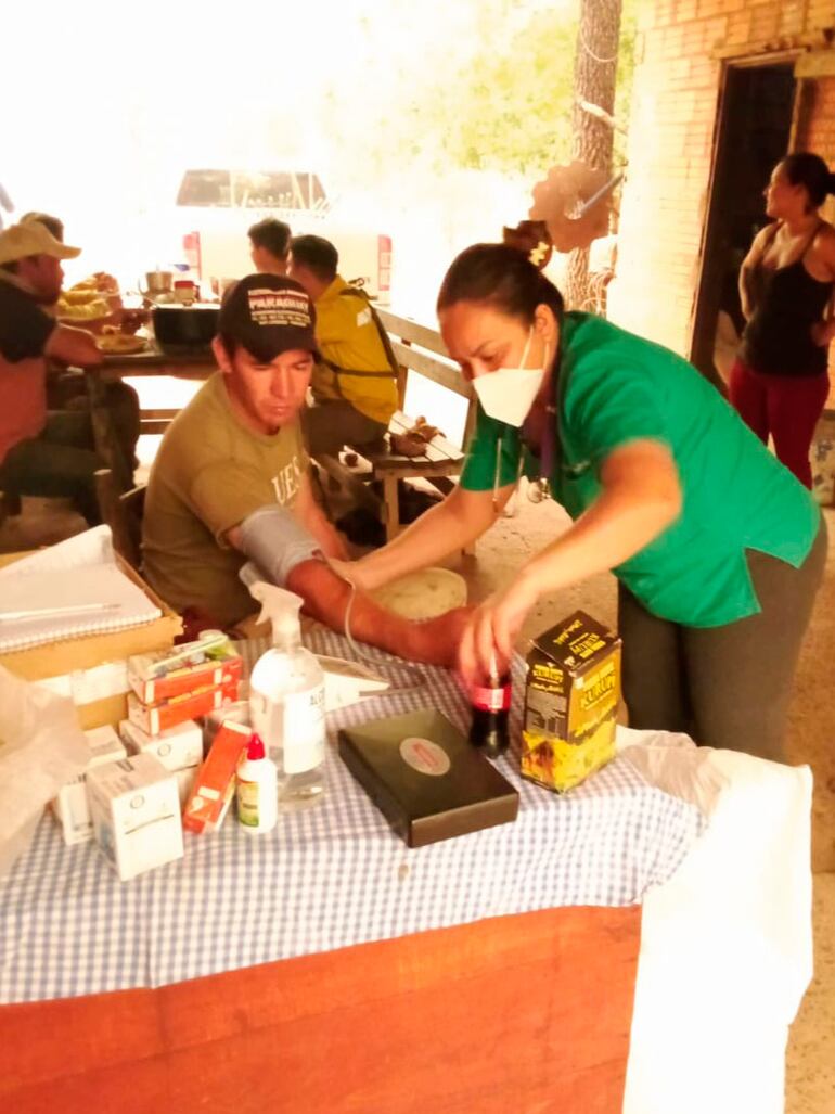 Un personal de estancia es asistido por una profesional del Ministerio de Salud Pública en la zona de Chovoreca.