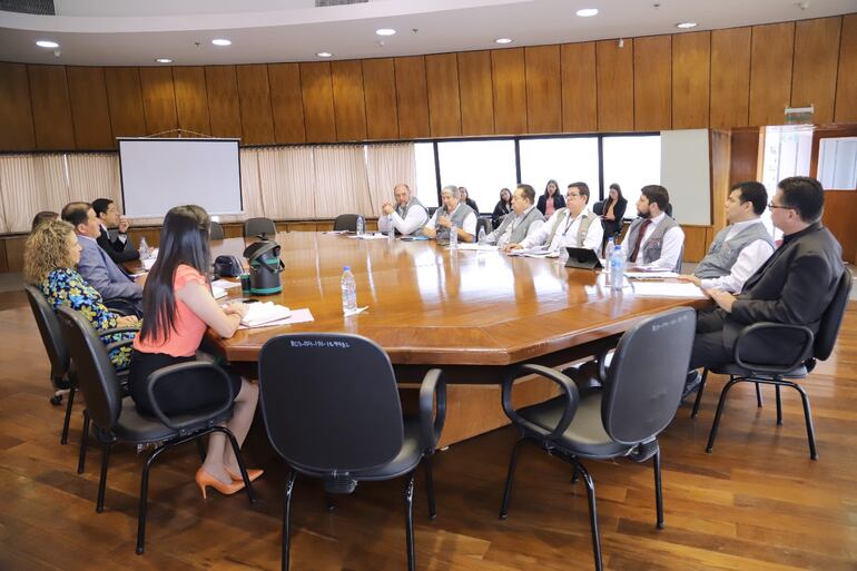 Las diputadas Del Pilar Vázquez, Dalia Estigarribia y Rocío Vallejo recibieron a la comitiva de la Justicia Electoral.