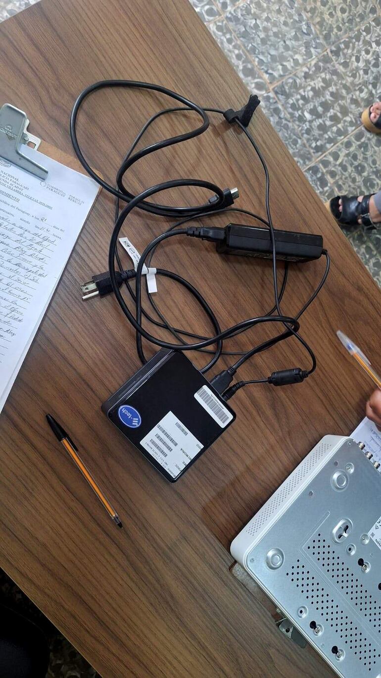 Durante la intervención el fiscal incautó una computadora y el equipo de circuito cerrado de la Municipalidad de Acahay.