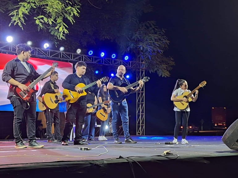 Escuela de guitarra dirigida por el profesor Lorenzo Céspedes, del Centro Cultural y Comunitario Fulgencio Yegros.