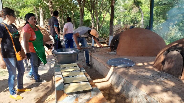 Chipa, sopa pya, cocido y ryguasu ka'ê se repartieron en el cerro Ñemby.