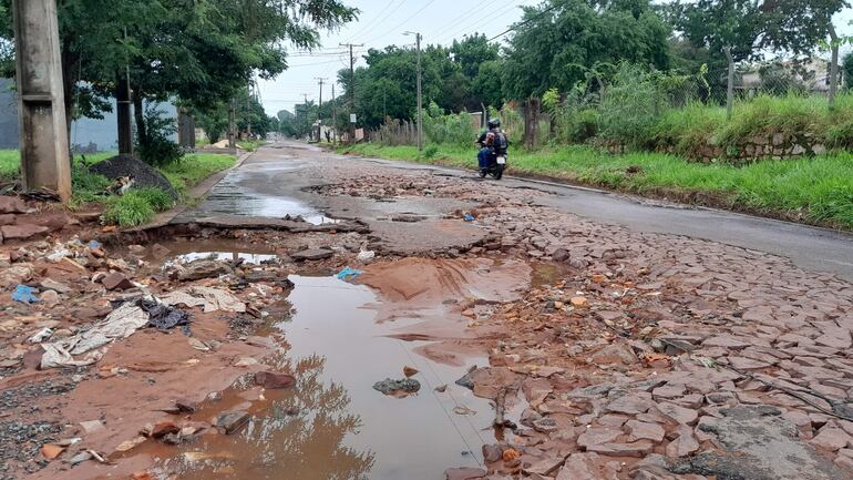 Más de 45 calles de la localidad de Villa Elisa se encuentran en deplorable estado después de las últimas lluvias.