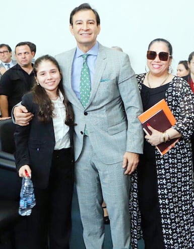 Yvanna aparece junto a Silvio “Beto” Ovelar (ANR) y su madre.