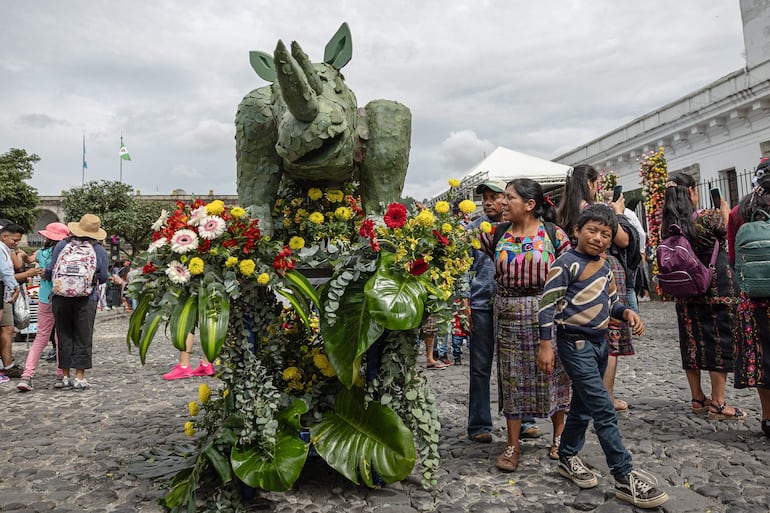 Personas asisten a la celebración del Festival de las Flores en Antigua Guatemala (Guatemala).