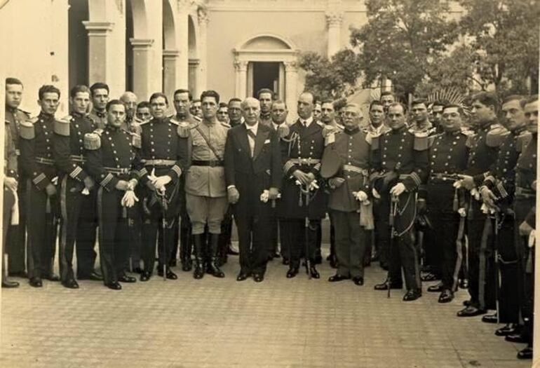 El presidente Eusebio Ayala y el escolta presidencial en los jardines del Palacio de López.