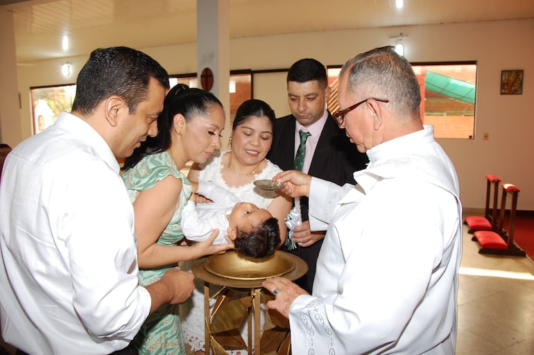 Matías Orué Reyes recibiendo las aguas bautismales en la Parroquia Santísima Cruz de la ciudad de Capiatá. (Gentileza)