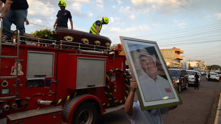 El féretro del diputado Eulalio Gomes es transportado en un carro de bomberos por la ciudad de Pedro Juan Caballero, el martes.