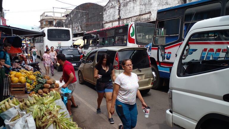 Las compras de último momento se entrelazan con la basura y caos en la calle Julia Miranda Cueto.