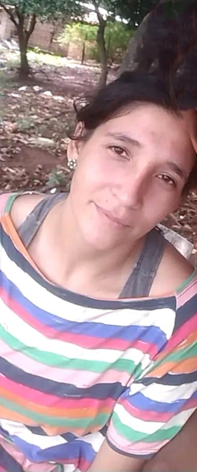 Efectivos policiales buscan a Karina Vanesa Cañete Duarte, de 25 años, supuesta autora del crimen de su tía de 77 años.