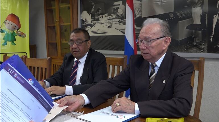 Ernesto Orbegoso (i), secretario general del Instituto de Desarrollo Patria Soñada y José Altamirano (d), presidente del Instituto de Desarrollo del Pensamiento Patria Soñada.