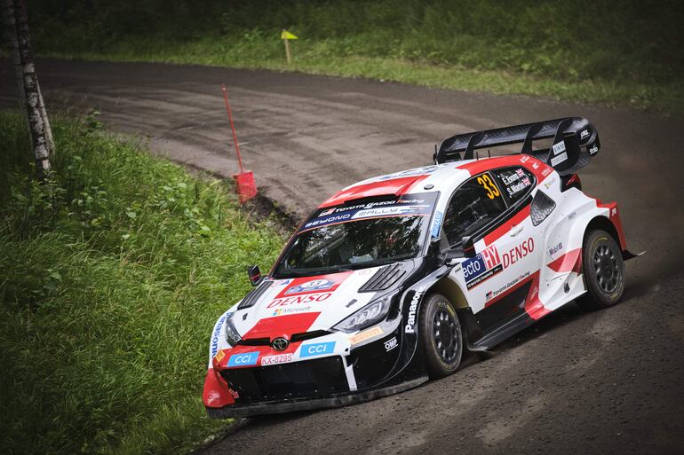 El piloto británico Elfyn Evans y su copiloto Scott Martin, lideran el 72° Rally de Finlandia tras la etapa de hoy.